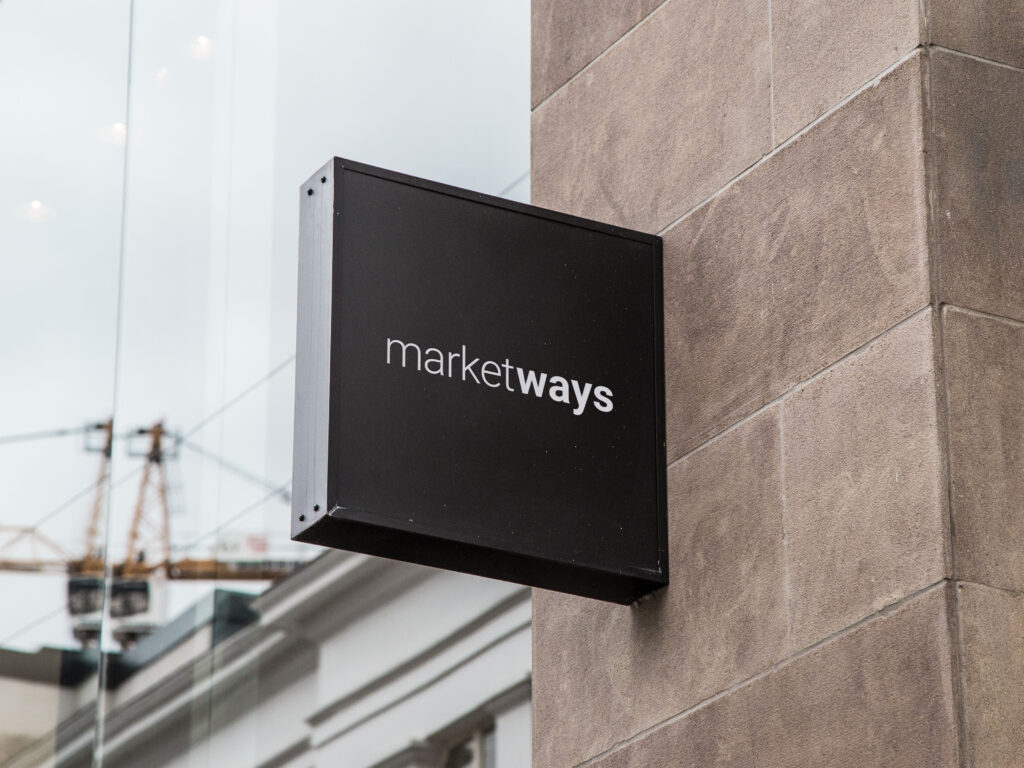 Insegna a parete con logo Marketways su fondo nero